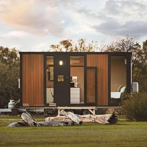 Hollow Mountain Getaway 1 by Tiny Away, hotel in Laharum