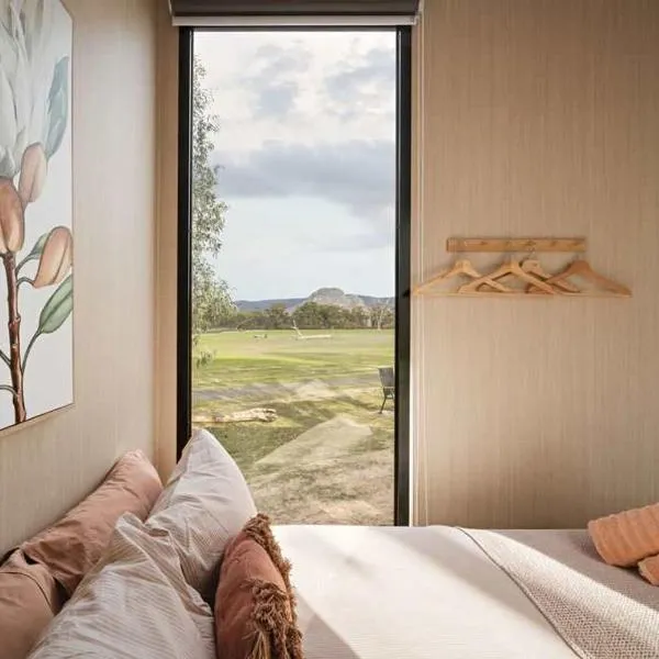 Hollow Mountain Getaway 2 by Tiny Away, hotel v destinaci Laharum