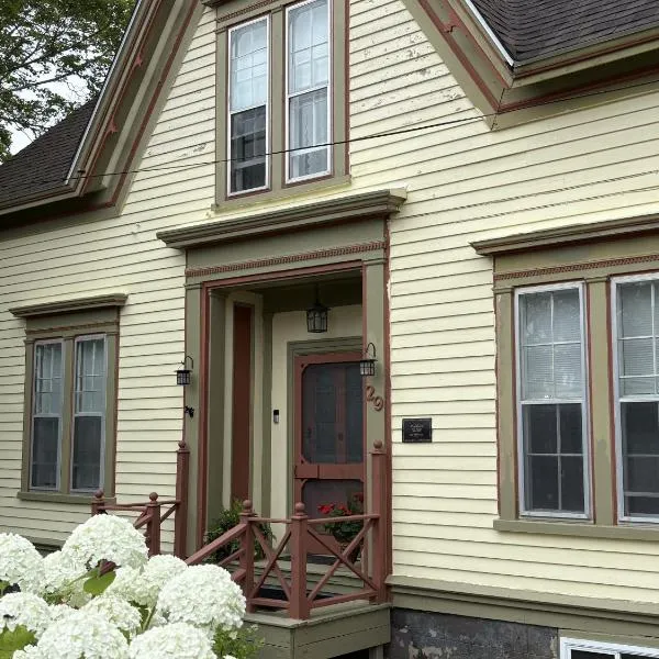 Downtown Digby-Harborview Heritage House 1838-King Suite，第格比的飯店