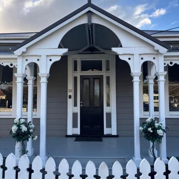Luxury Village Villa 200metres from Village, hotel in Havelock North