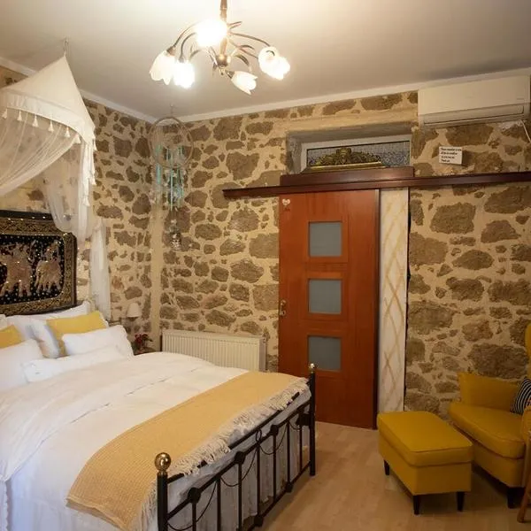 Stone suite in the center of Corinth, hotel in Kórinthos