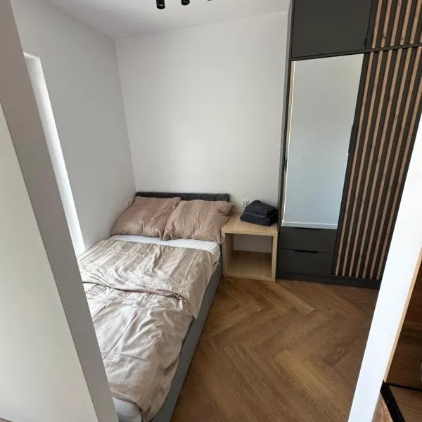 Nowa Apartmenty - parking lotniskowy, hotel in Palędzie