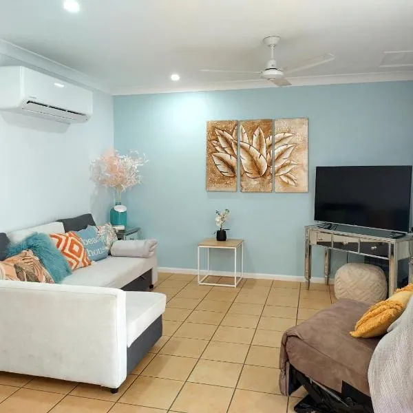 Dream stay on the Strand, one bedroom apartment on the third floor, free secured parking, Hotel in North Ward