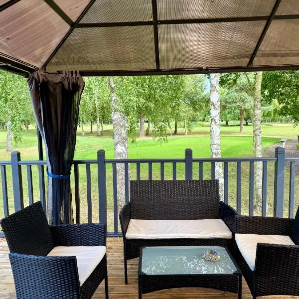 Golfing & Family Breaks in Luxury Lodge, hotel in Tydd Saint Giles