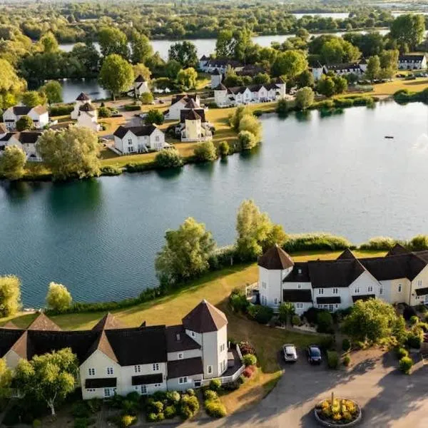 Swans Rest Lakeside Retreat with Kayaks & Hot Tub, готель у місті Саут-Керні