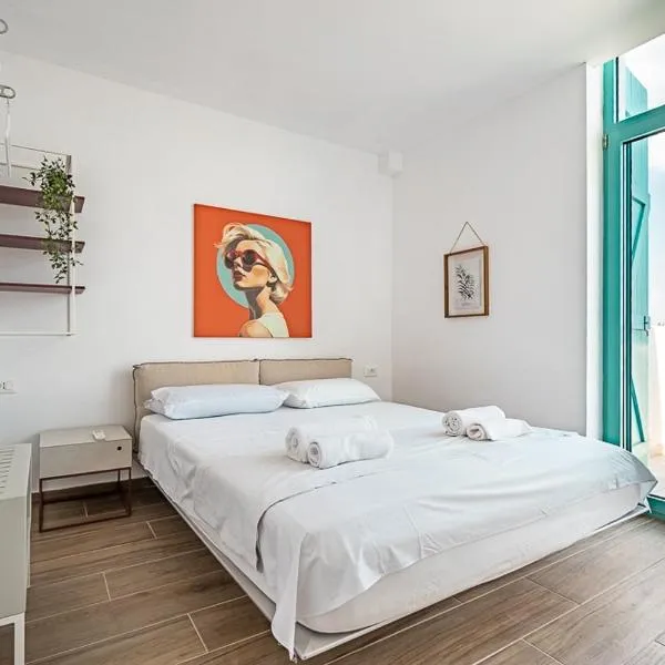 Santorini Wave Loft 2, hotel in Gjilek