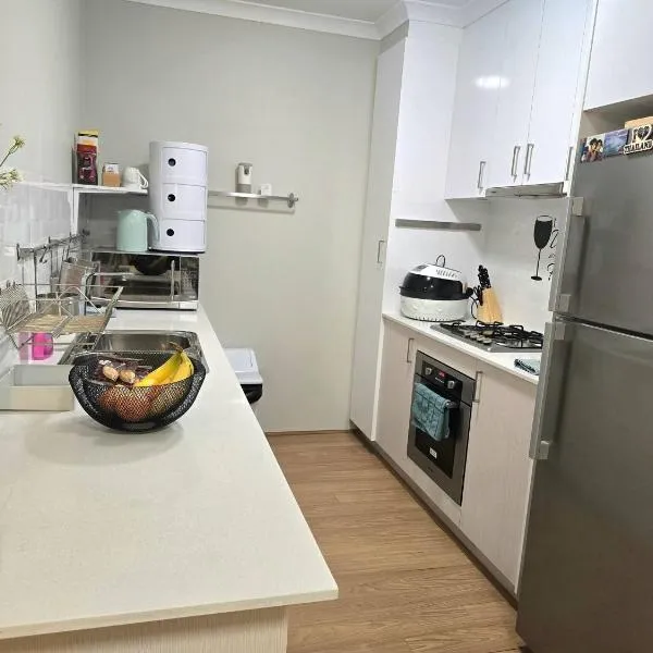 Stylish 2-Bedroom Apartment in Maddington, 15 Minutes from Perth Airport, hotel in Perth