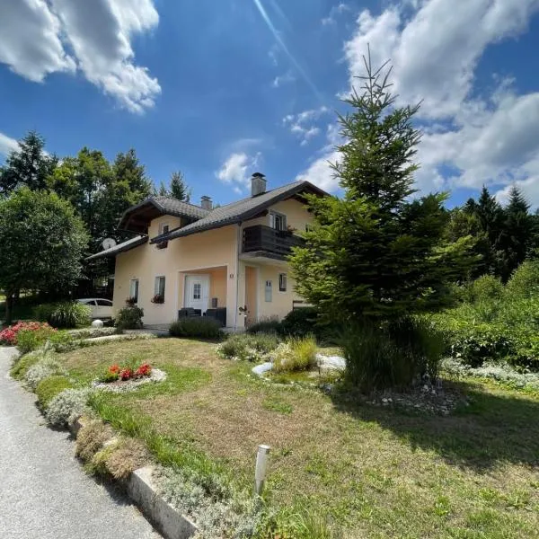 Quiet Forest Retreat with Pool, hotel a Borovnica