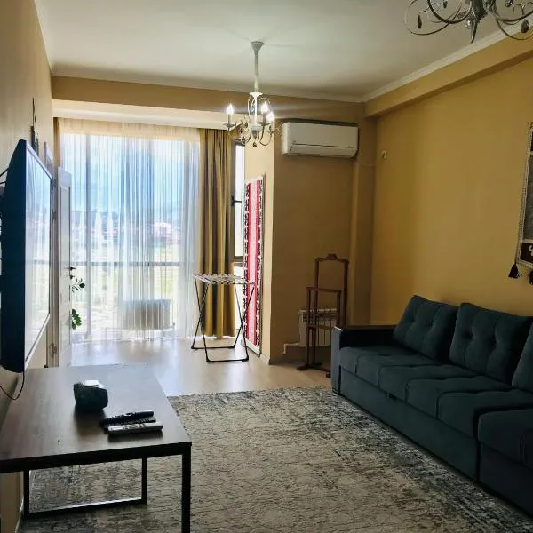 Уютный уголок в престижной части города 3, hotel in Bishkek