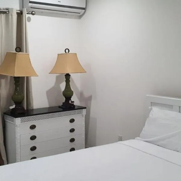 Kenny's Place、ジョージ・タウンのホテル
