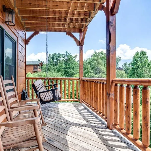 Gatlinburg Cabin with Private Hot Tub by Staycating, hotel a Gatlinburg
