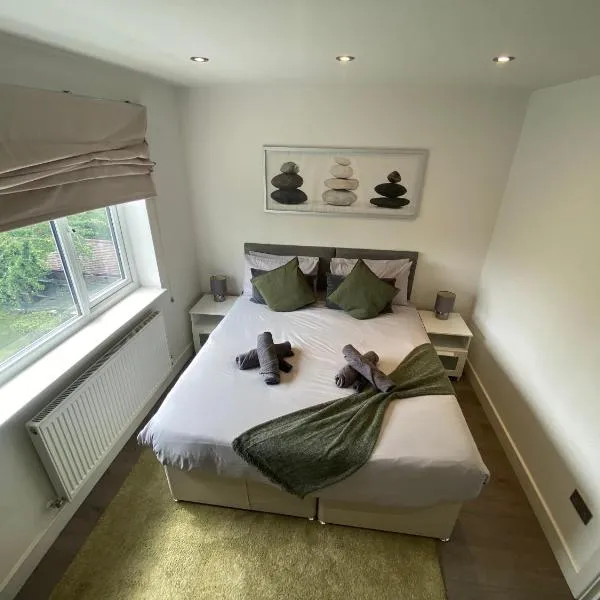 Quiet North London - 2 x Double Bedrooms - Close to Station and 20mins Central London, hotel in Totteridge