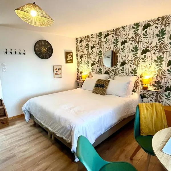 Studio avec entrée indépendante sur un domaine de 9ha avec vue, hotel in Vollore-Ville