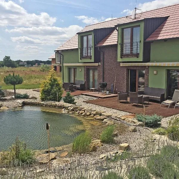 Lake View Apartments at Golf Resort Kunětická Hora, Dříteč, hotel in Bukovina