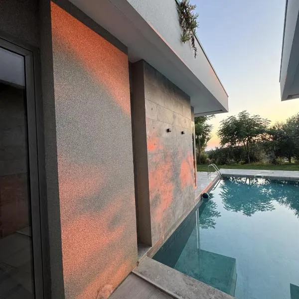 Hilltop Villa, hotel in Shetaj