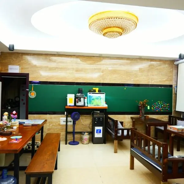 Border Town International Youth Hostel Fenghuang Ancient City Bar Street Branch, hotel in Fenghuang County