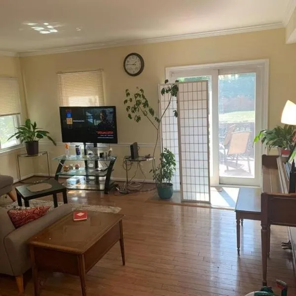 Townhouse with High Speed WiFi & Free Parking, hotel v destinaci Springfield