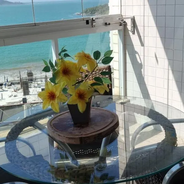 Apartamento Frente para o Mar - Varandão com Blindex - Vista Total para o Mar - 1 Suite e mais 2 Quartos-Ar Condicionado - 2 Vagas - BEIRA MAR - 70 metros da Praia ,TVS SMART GERAL -WI-FI -DISNEY PLUS-OUTROS- PORTARIA 24 HORAS-KIT PRAIA 4 PESSOAS, hotel v destinaci Guarapari