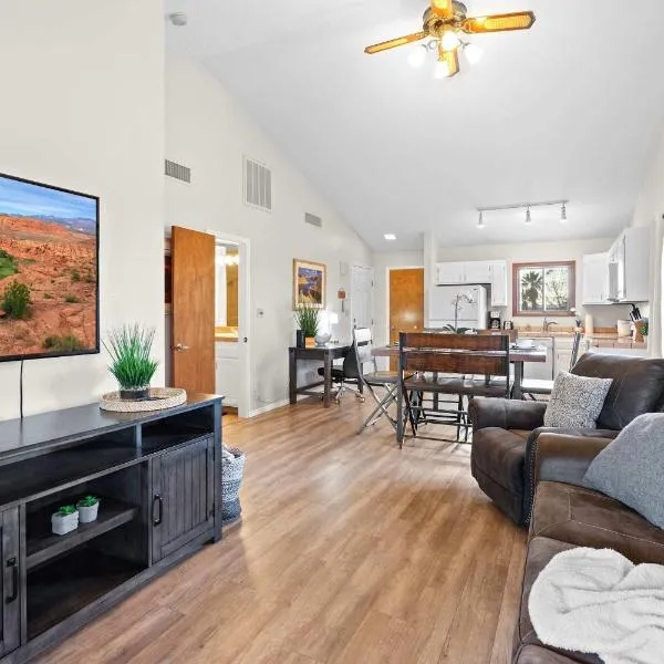 Hikers Hideaway - Cozy Resort Condo with Pool & More, hotel v destinaci St. George