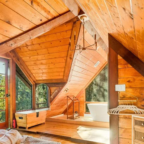 Cute Romantic Cabin With Hot Tub 5 Min from Lake, hotel in Crestline