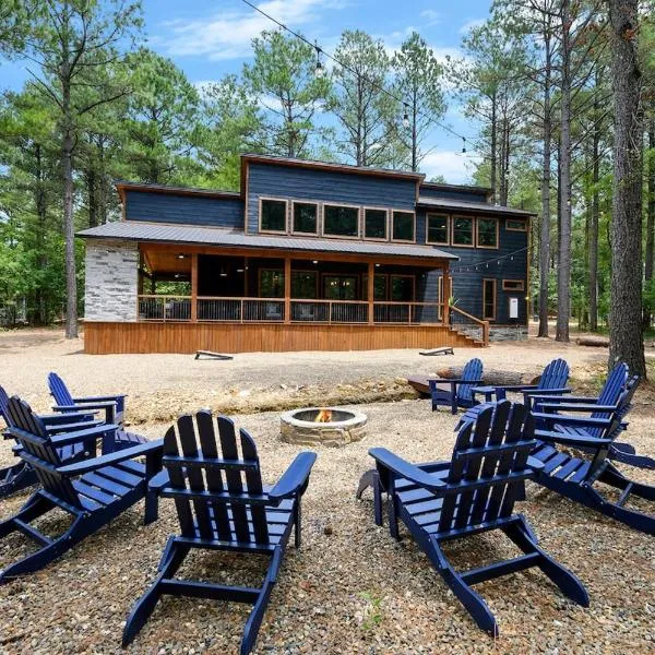 Luxury Cabin- Sleeps 12- Hot Tub - Dog Friendly, hotel din Broken Bow