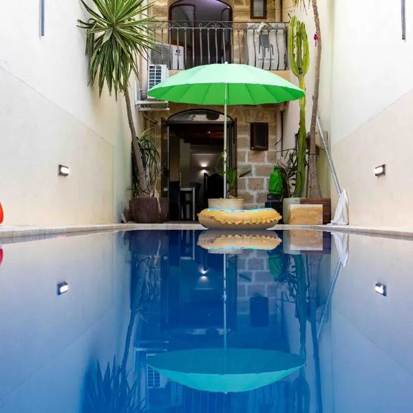 Casa Naxxar 4 Floor Townhouse and Private Pool, hotel in Naxxar