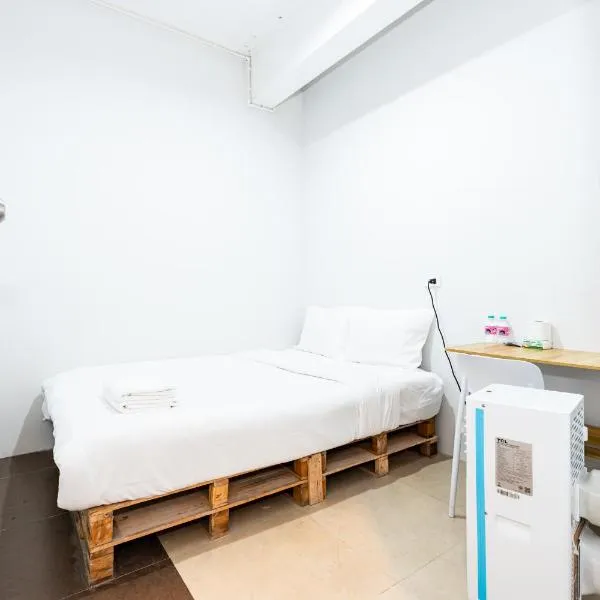 X The Hidden Khaosan - เดอะ ฮิดเด้นข้าวสาร, hotel v destinaci Bang Bua Thong Railway Station