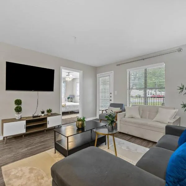 Stylish 2BR in Downtown, Pool Gym, near Airport