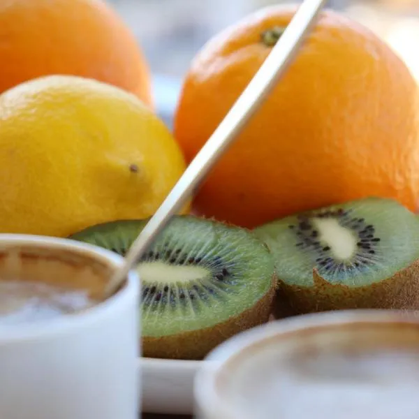 Spacieux Appartement Vue Mer et Montagne en dernier étage avec Terrasse - Parking et Wifi, hotel in Ajaccio
