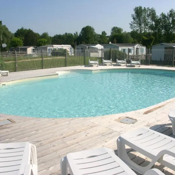 Camping Val de Boutonne, hotel v destinaci Saint-Jean-dʼAngély