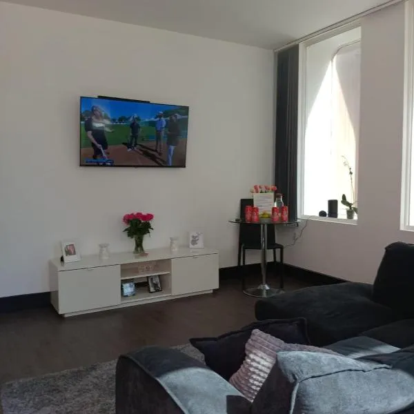 Spacious 2 Bedroom Apartment With Balcony & Parking, ξενοδοχείο στο Λίβερπουλ