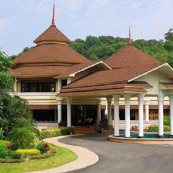 Hotel and Beach Bungalow at Lanta Resort, hotel in Ko Lanta