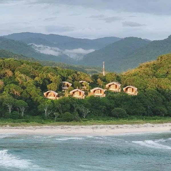 Kini Resort - Oceanfront Bamboo Eco Lodges、Sekongkangのホテル