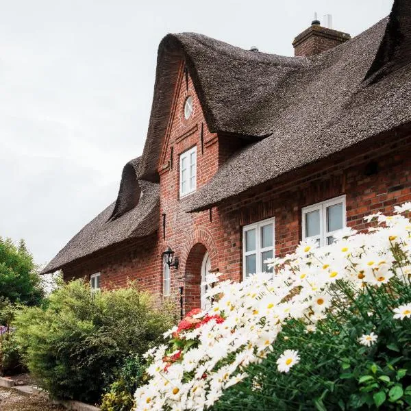Charmantes Reetdachhaus mit Sauna, hotelli kohteessa Niebüll