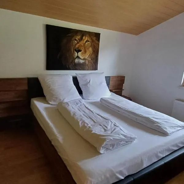 CROWN LIVING - Wohlfühl Studios - Self CheckIn - Parkplatz - Küche, hotel in Krumbach