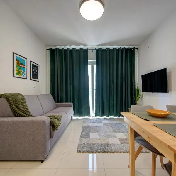 Beautiful, Central Gzira suites with Wifi & AC by 360 Estates, Hotel in Gżira