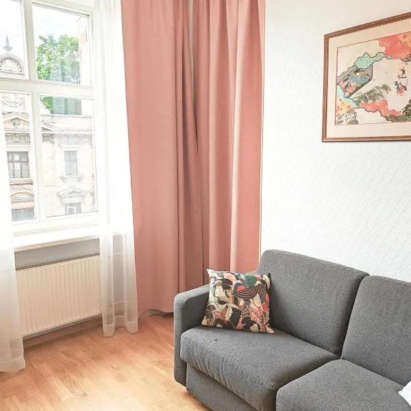 City heart, sunlit, free parking and bag storage、リガのホテル