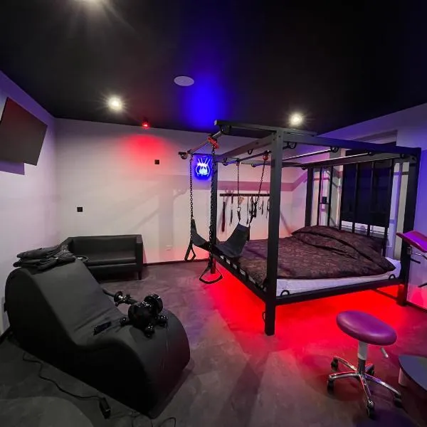 Czerwone Drzwi BDSM lovers Apartament dla Par, hotel v destinaci Chořov