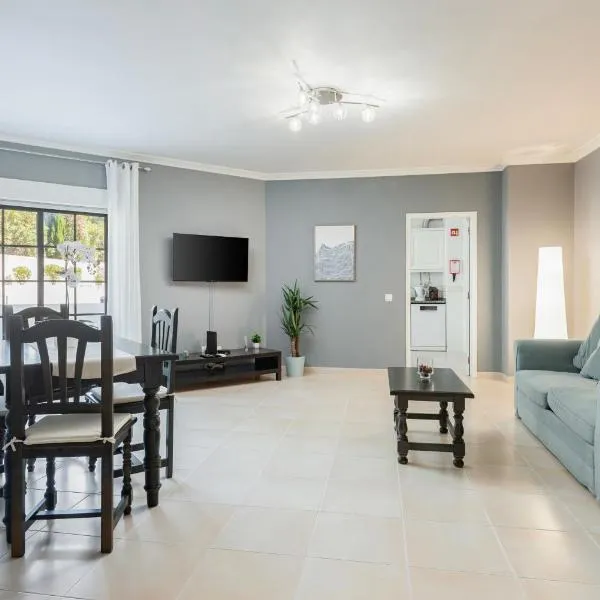 Modern 2BR Quarteira Apartment, hotel em Quarteira