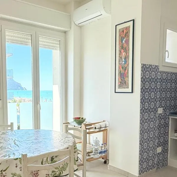 M449 - Marcelli, trilocale con posto auto e spiaggia condominiale, hotel in Marcelli