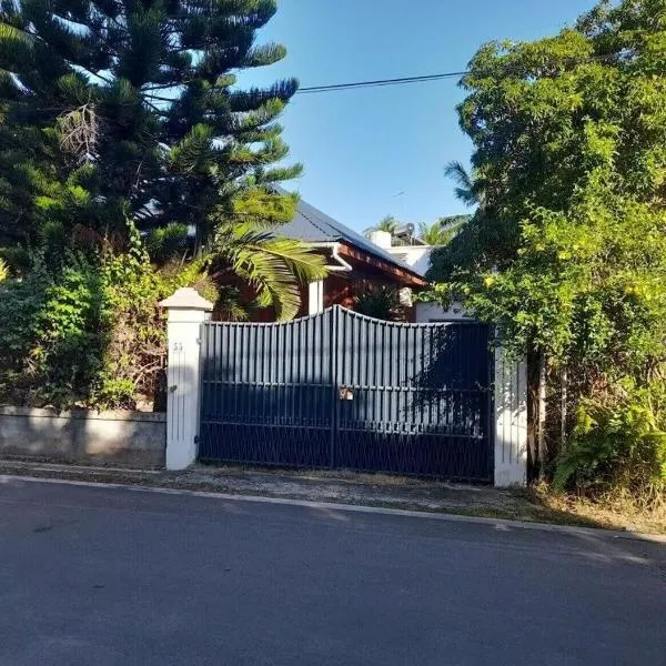 Flic en Flac 3-Bedroom Garden Villa, 3 Min Walk to Beach, hotel en Flic en Flac