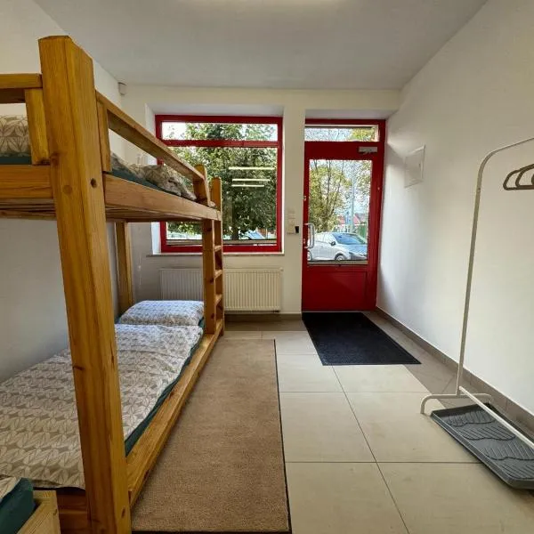 Nocleg krótkoterminowy w centrum Rakowa dla 4 osób, hotel in Raków