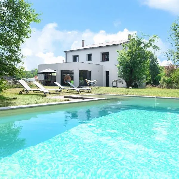 Villa à Castres, Maison 10 personnes avec piscine privée, jardin et 5 chambres, hotel in Castres