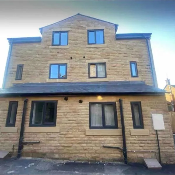 Modern 3- Bed Holiday Home - Private Parking Sleeps 10- 2 Min M62, hotel in Greetland