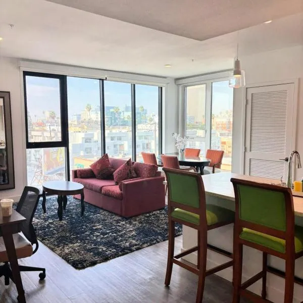 Urban Gorgeous Hollywood Living with rooftop views and BBQ, GYM, hotel in Los Angeles