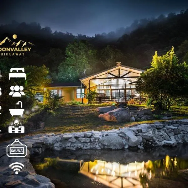 KING BED & HOT TUB in Cloud Forest Mountains with WIFI, Volcán, Panama, hotel in Nueva California