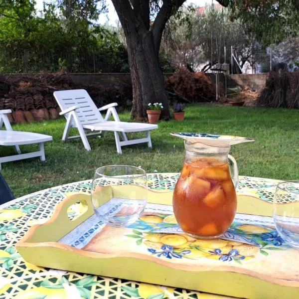 Casa del Sole - Trilocale con giardino, hotel in Carbonia