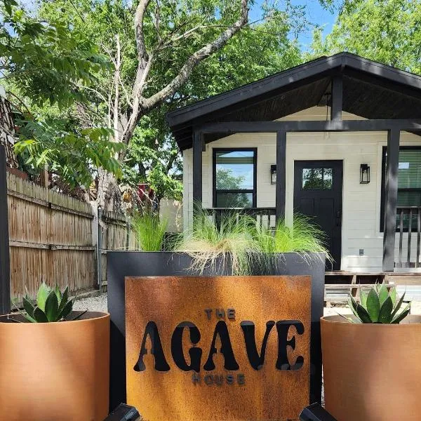 Cozy 1BR Tiny Home near Downtown and NB Rivers, Hotel in New Braunfels