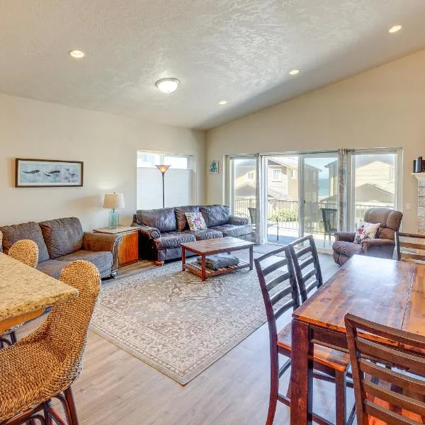 Steps to Shore: Home w/ Hot Tub in Gold Beach โรงแรมในโกลด์บีช