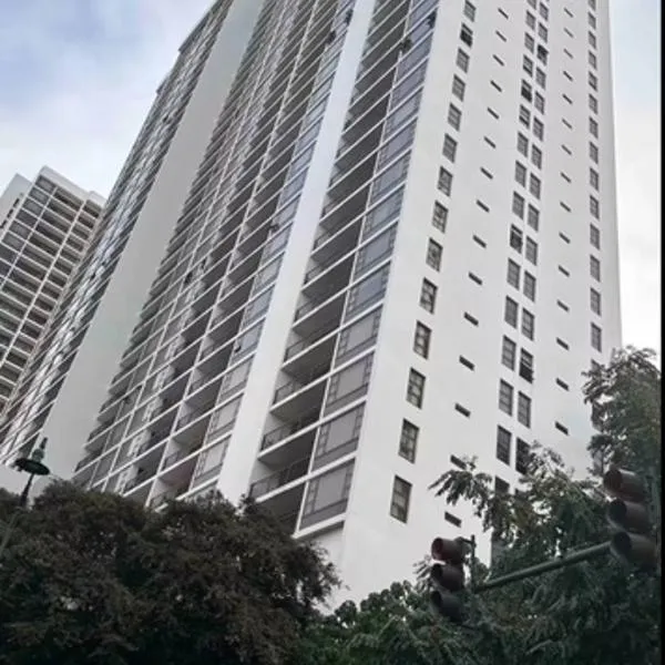 Lovely APT AC, Free Parking, Ocean View，位于檀香山的酒店